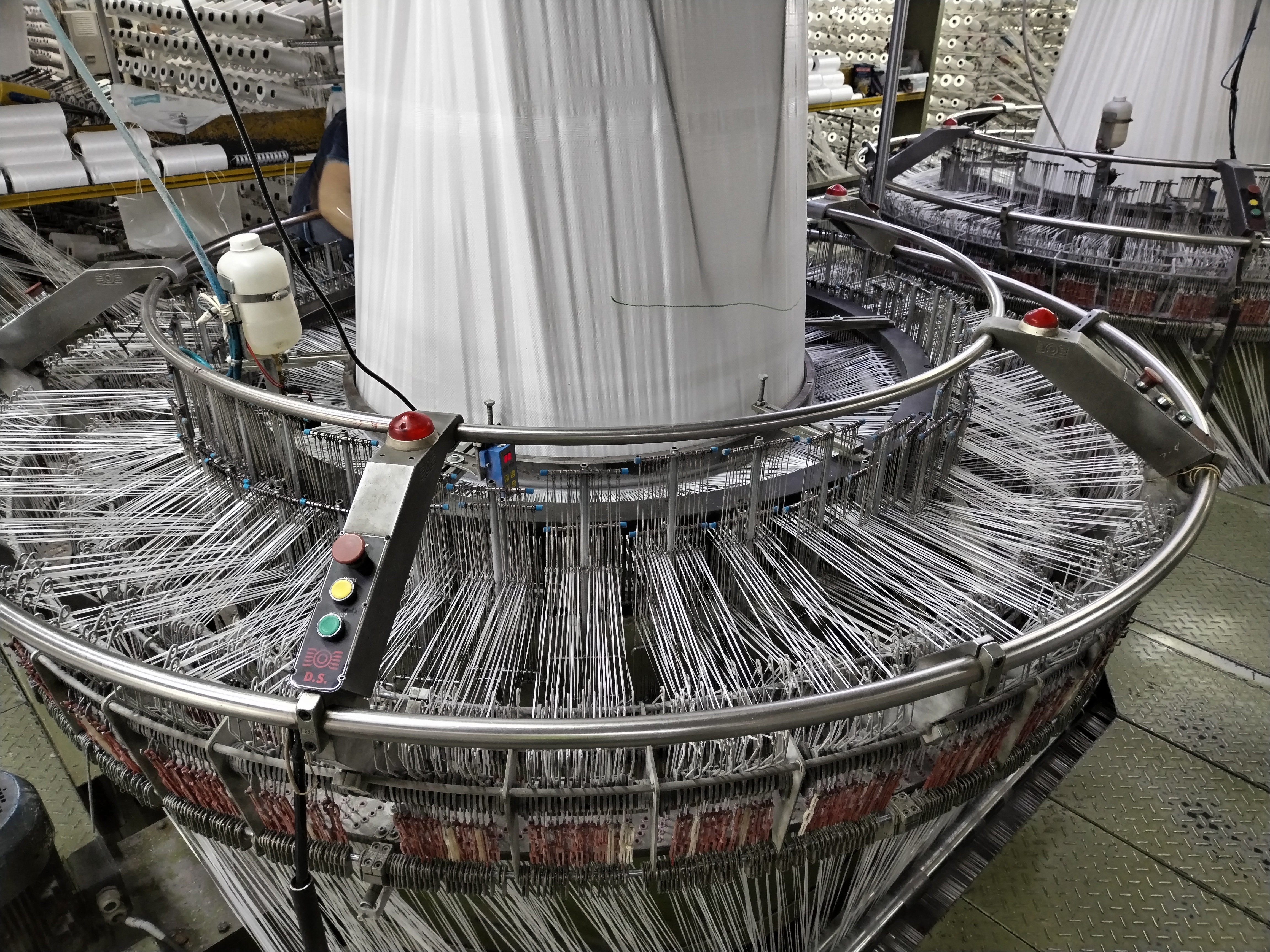 Пример применения частотного преобразователя INNOVERT серии IPD в пыле- и влагозащищенном корпусе IP65 на ткацком станке